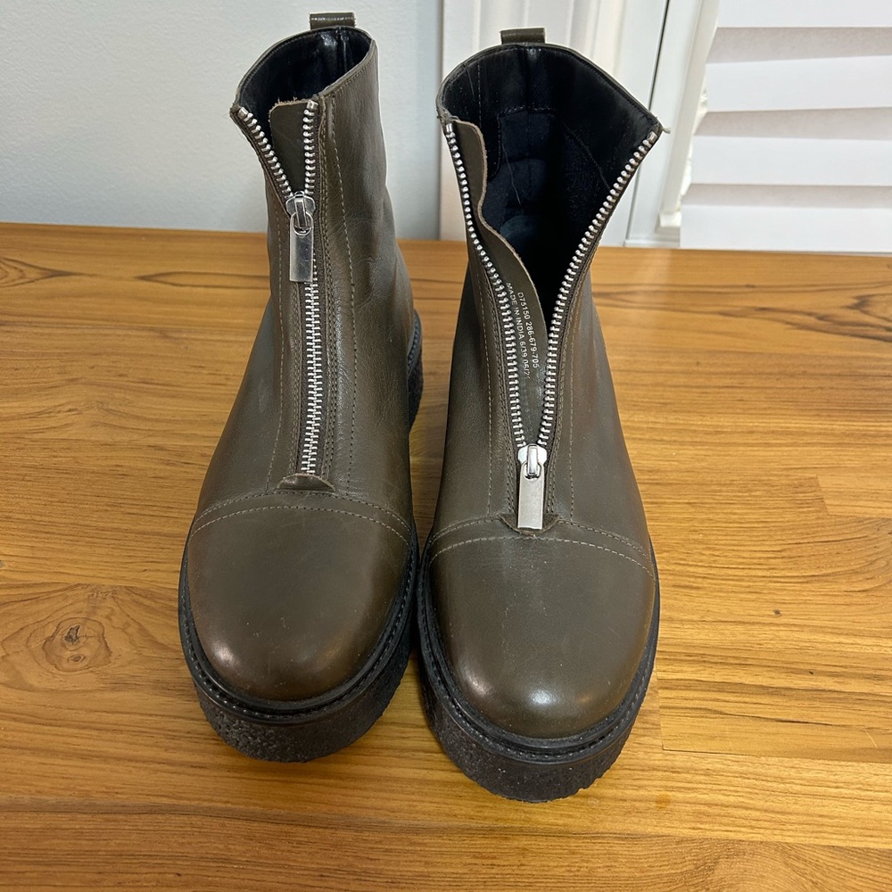 Chic Olive Green Zippered Ankle Boots